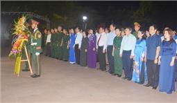 Thắp nến, dâng hương, thả hoa đăng tri ân các anh hùng liệt sĩ